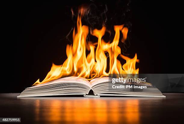 book on fire - media ban stockfoto's en -beelden