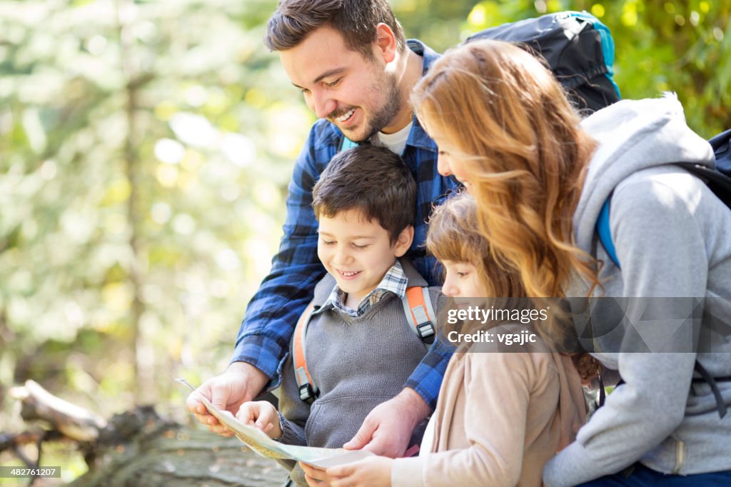 Joyeuse famille de la randonnée en forêt.