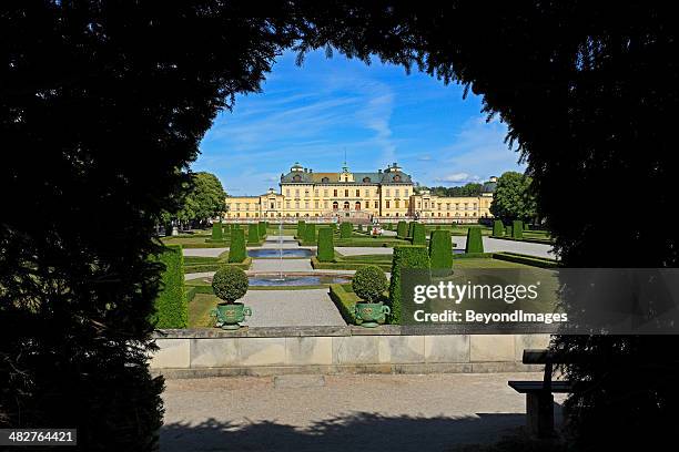 summer view of drottningholm palace through hedge - drottningholm palace bildbanksfoton och bilder