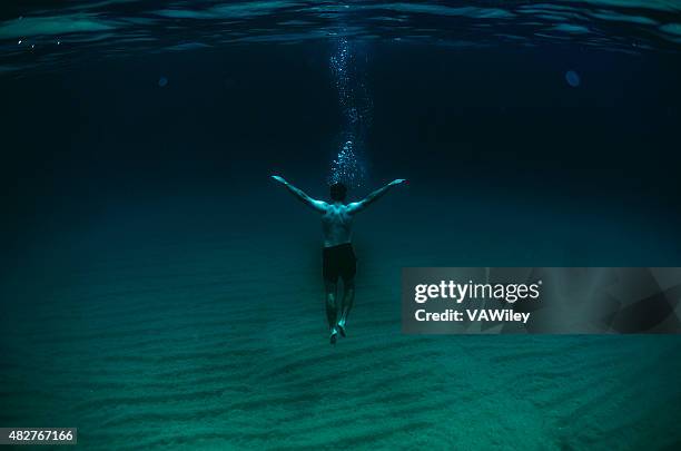 unter der oberfläche - drowning stock-fotos und bilder