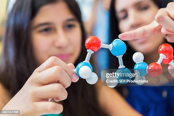 hispanische mutter homeschooling preteen tochter unterricht science-klasse - chemistry class stock-fotos und bilder