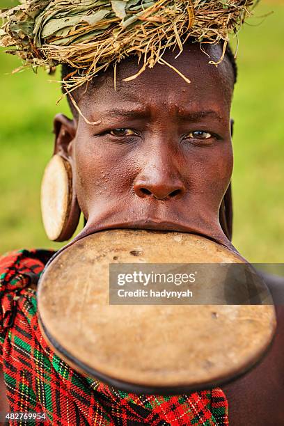 portrait of woman from mursi tribe, ethiopia, africa - african tribal culture 個照片及圖片檔