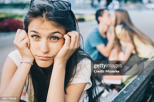 adolescente menina chorando - exclusão - fotografias e filmes do acervo