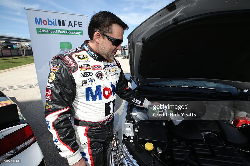 Tony Stewart Joins ExxonMobil to ÒGreenÓ the NASCAR Fleet