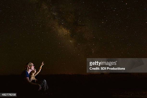 madre l'osservazione delle stelle e il figlio mentre gli studi costellazioni - astronomia foto e immagini stock