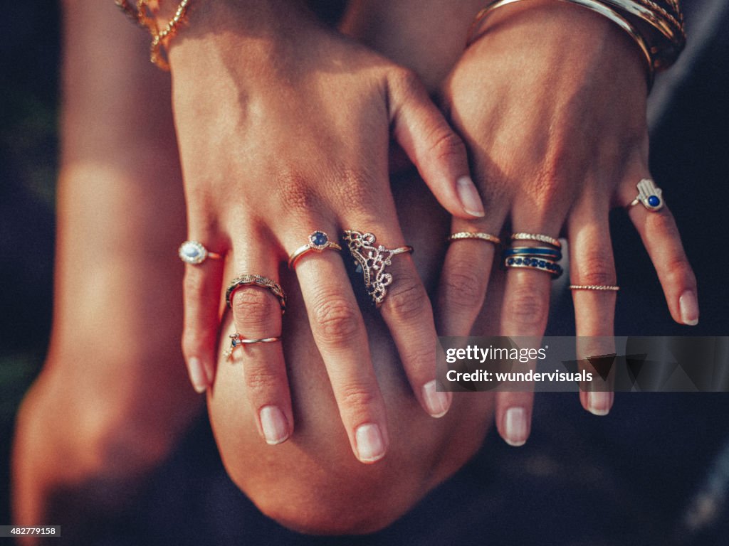 Boho-Mädchen feminine Hände, die viele Ringe mit