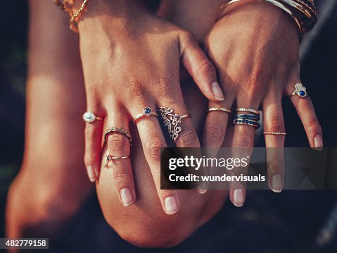 Estilo Boho girl's hands looking femenina con muchos anillos Estilo Boho girl's hands looking femenina con muchos anillos