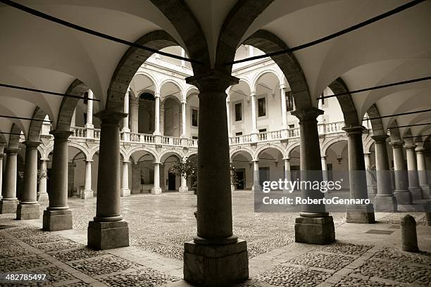 palazzo dei normanni innenhof palermo - atrium architektonisches detail stock-fotos und bilder