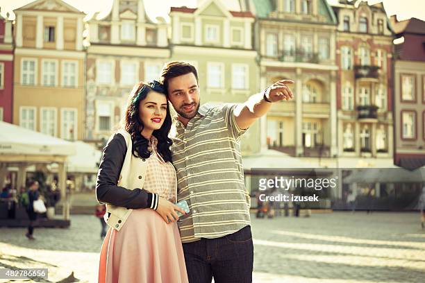 jeune couple européen de visites de la vieille ville - old town poznan photos et images de collection