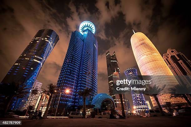 corniche de doha, qatar modernos rascacielos urbanos - qatar fotografías e imágenes de stock