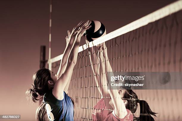 jogadores de vôlei em ação. - jogador de defesa - fotografias e filmes do acervo