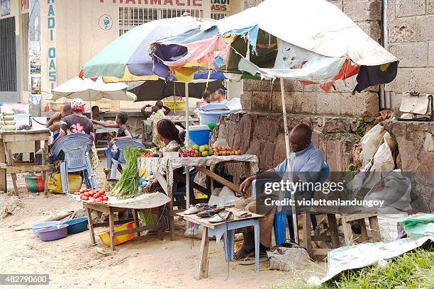 homem dormindo no do mercado, kinshasa - kinshasa - fotografias e filmes do acervo