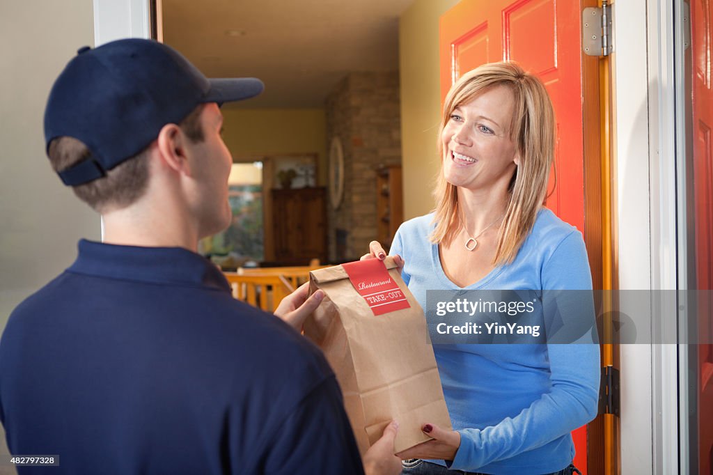 Hombre entrega servicio de entrega de comida para llevar una bolsa de puerta del cliente