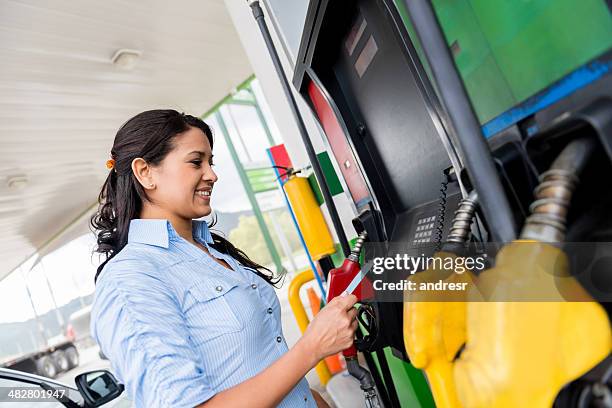 frau an der tankstelle - pumping gas stock-fotos und bilder