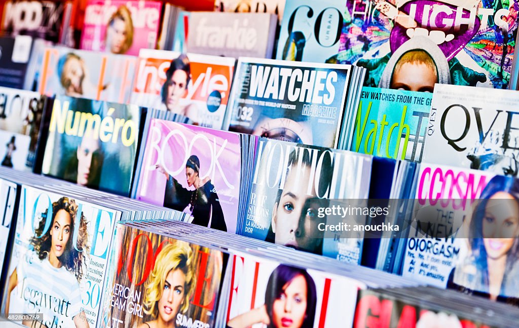 American Zeitschriften am Kiosk, die für den Verkauf