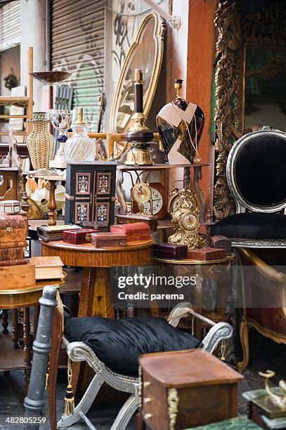 flea market - antiek stockfoto's en -beelden