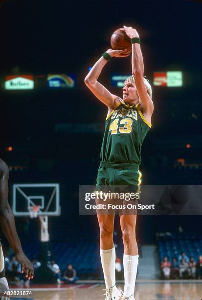 Jack Sikma of the Seattle Supersonics shoots against the Washington Bullets during an NBA basketball game circa 1977 at the Capital Centre in...