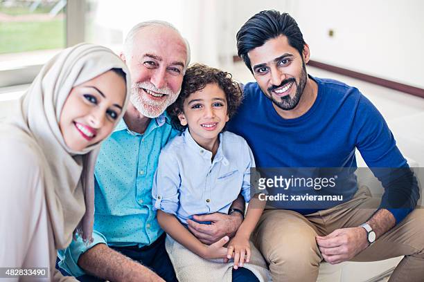 famille heureuse des émirats arabes unis - ethnies du moyen orient photos et images de collection