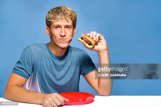 manger un hotdog - mâchonné photos et images de collection