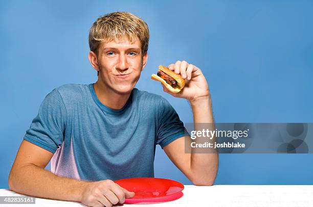 comer um hotdog - mastigar imagens e fotografias de stock