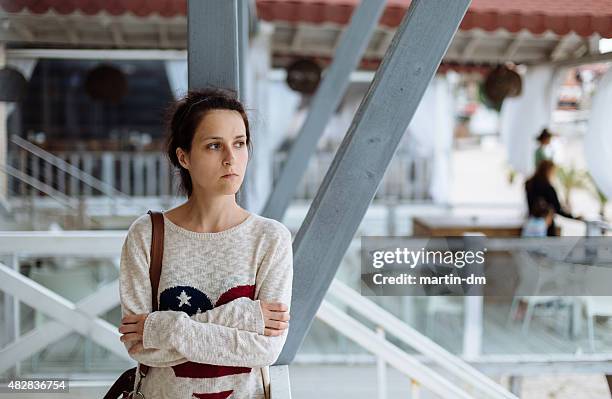 depressed girl at the quay - depressie landelement stockfoto's en -beelden