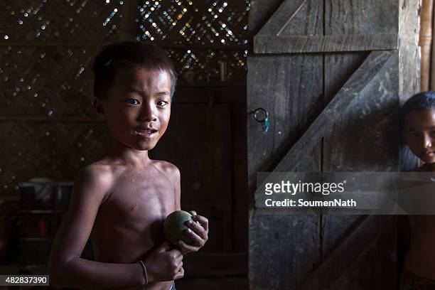 giovane ragazzo tribale, look alla macchina fotografica - tripura state foto e immagini stock