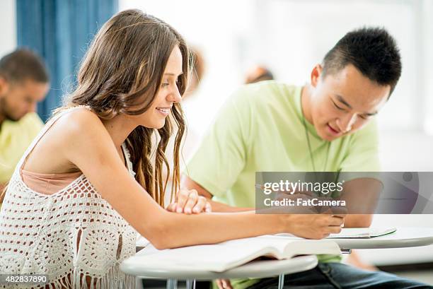 college students in lecture hall - the bachelor stockfoto's en -beelden