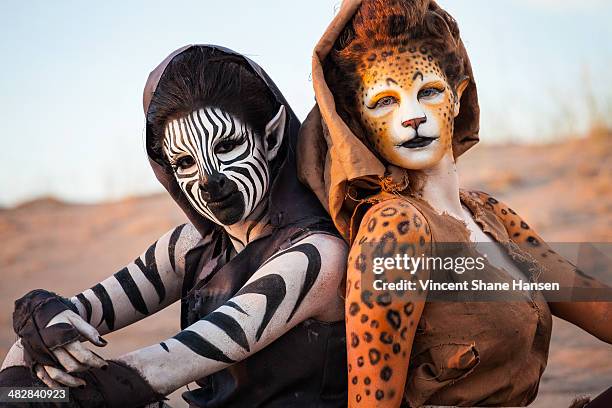 humanoid frauen in der wüste - körperbemalung stock-fotos und bilder