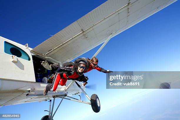 saut - skydiving photos et images de collection