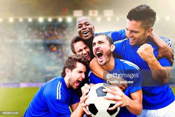 squadra di calcio festeggia un gol - segnare foto e immagini stock