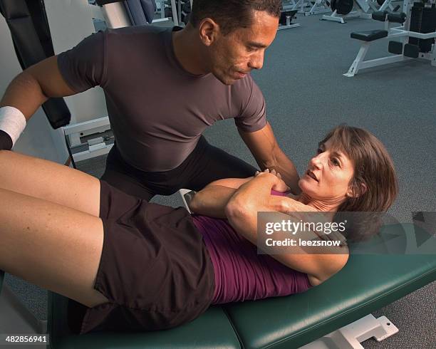 abs rutina de ejercicios con un entrenador personal. - intimate couple in gym fotografías e imágenes de stock