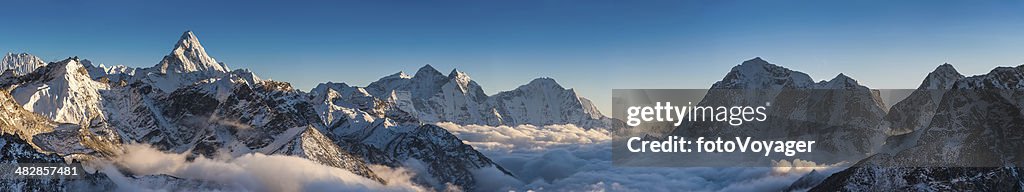 Magnifique vue panoramique sur la montagne, sommets enneigés haut au-dessus des nuages de l'Himalaya, Népal