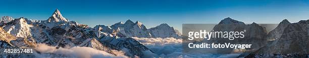 magnifico panorama di montagna picchi innevati alto sopra le nuvole montagne dell'himalaya in nepal - panoramica foto e immagini stock