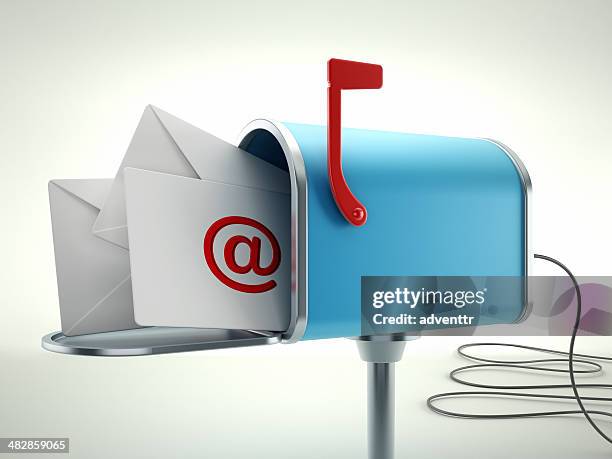 boîte aux lettres électronique avec enveloppes - boîte au lettre photos et images de collection