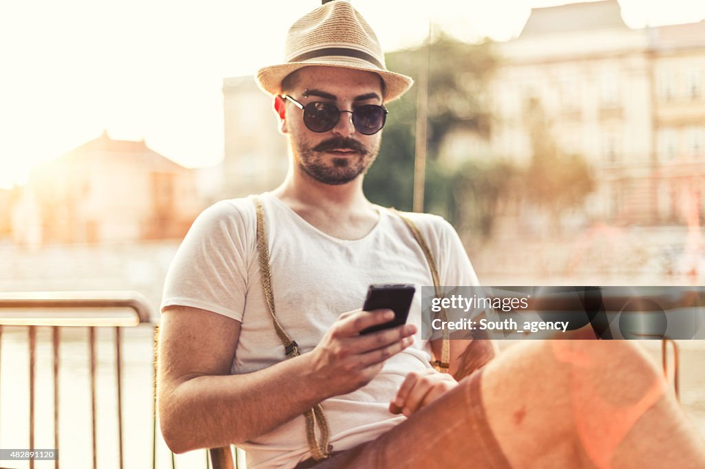 Hipster utiliser un smartphone