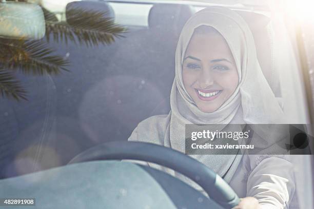 emirati frau fahren ein auto - arab driving stock-fotos und bilder