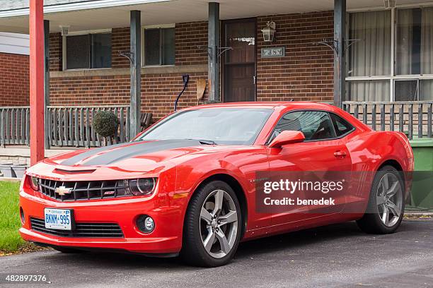 red chevrolet camaro ss - chevrolet-camaro-super-sport stockfoto's en -beelden