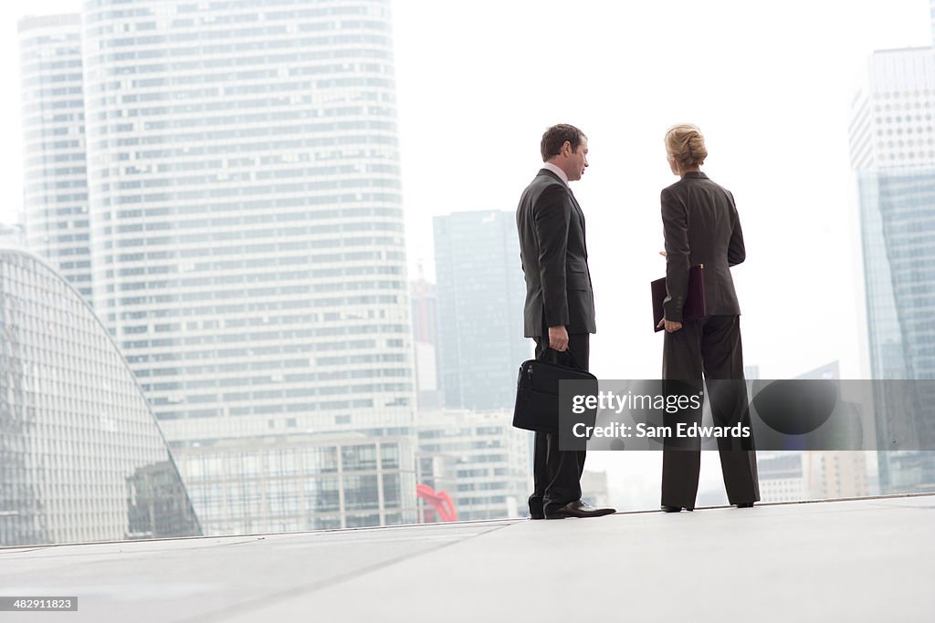 Deux hommes d'affaires en plein air en haut de l'escalier