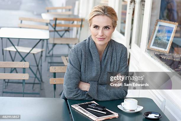 mulher no pátio ao ar livre com café - coffee on patio - fotografias e filmes do acervo