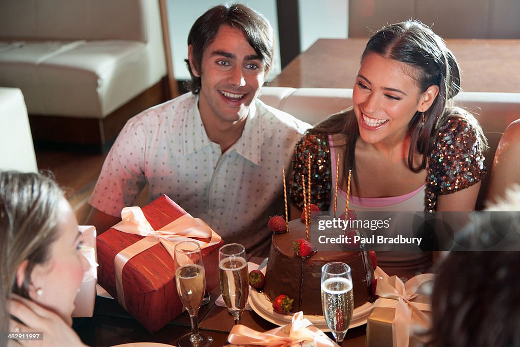 Pessoas na festa de aniversário no restaurante sorridente