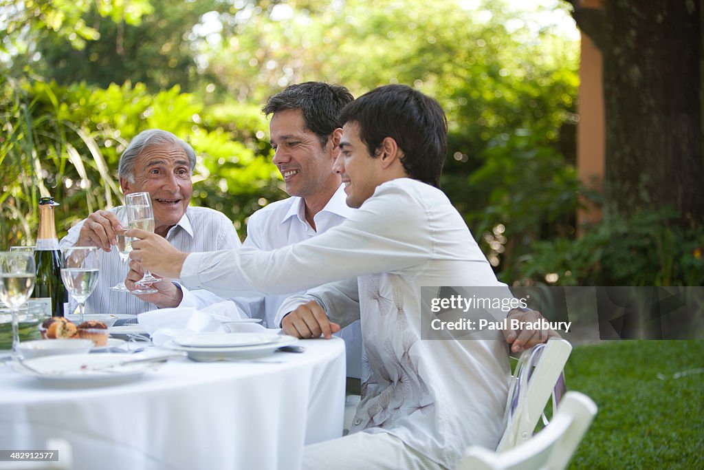 Personnes autour de la table de fête un toast de vin blanc