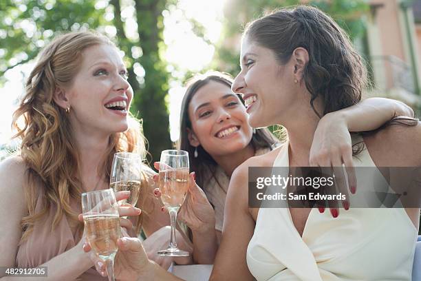 tres mujeres al aire libre en una fiesta con champán sonriendo - formal garden fotografías e imágenes de stock