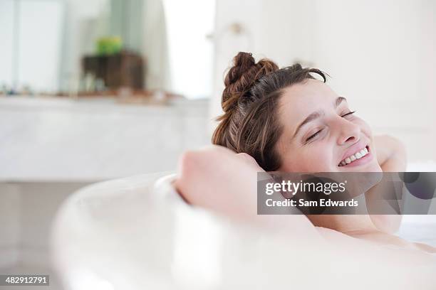 frau entspannenden in schaumbad - woman bath bubbles stock-fotos und bilder