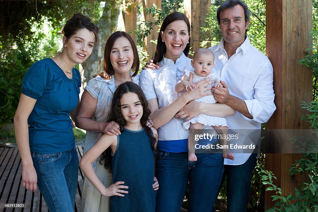 Família pé ao ar livre a sorrir