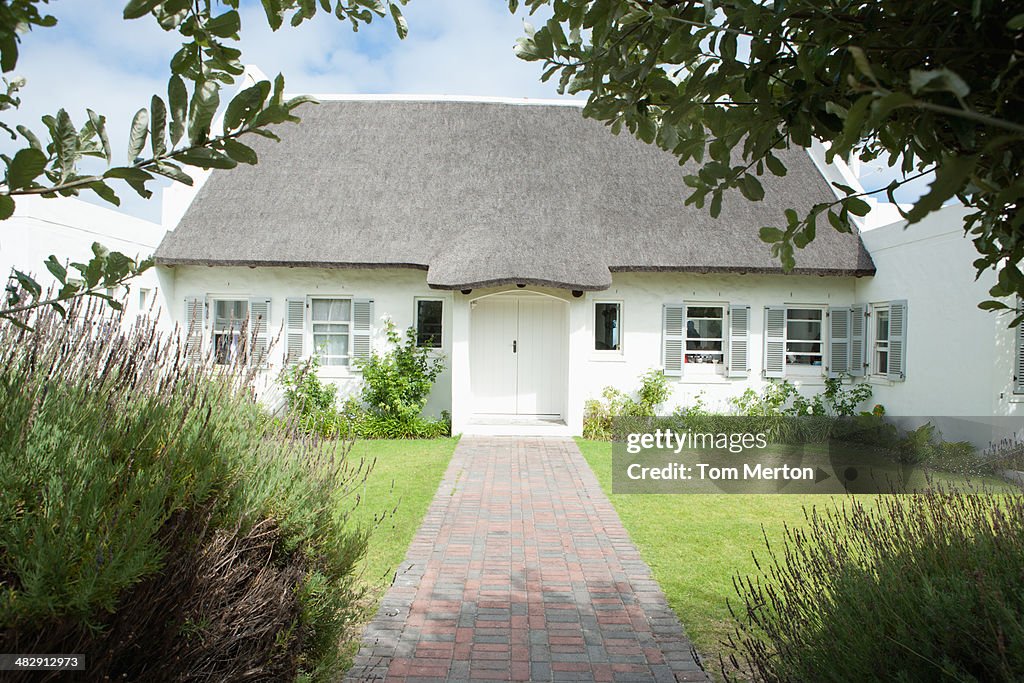 Casa com uma cerca de Madeira