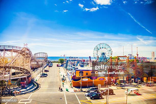 vergnügungspark in coney island, ny - coney island stock-fotos und bilder