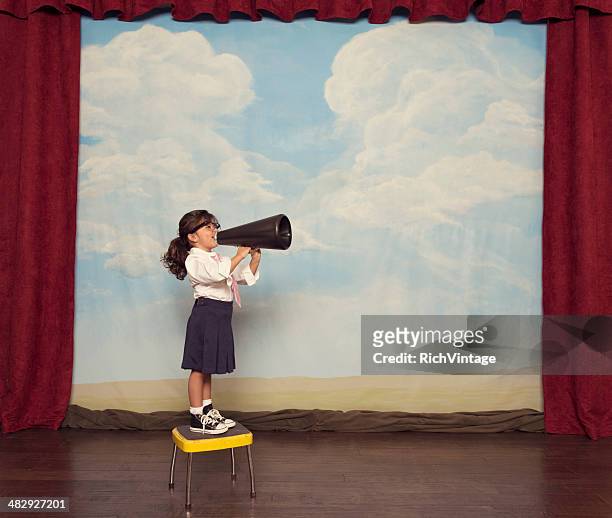 negocios joven chica yells a través del megáfono - performance fotografías e imágenes de stock