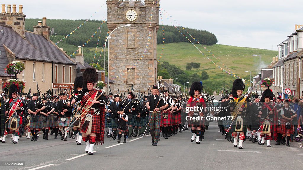 Massed Pipe Band marching in Dufftown, Schottland.