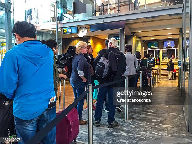 persone in attesa in linea per superare il controllo passaporto, oslo - marcare foto e immagini stock