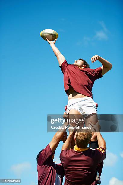 captura un momento de epic - man playing ball fotografías e imágenes de stock